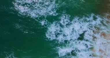 Kumlu kıyılara çarpan inanılmaz dalgalar, sahil arka planı, doğa dalgaları arka plan, en üst manzara plaj arka plan.