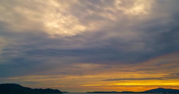 マジェスティックな日の出や日没の雲の美しい4Kタイムラウンド 海の風景の上空 自然の雲の日の出の空の背景のカラフルな光 — ストック動画