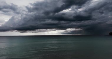 Karanlık deniz dalgalarının arka planının havadan görünüşü, Kara Bulutlar okyanus arka planı