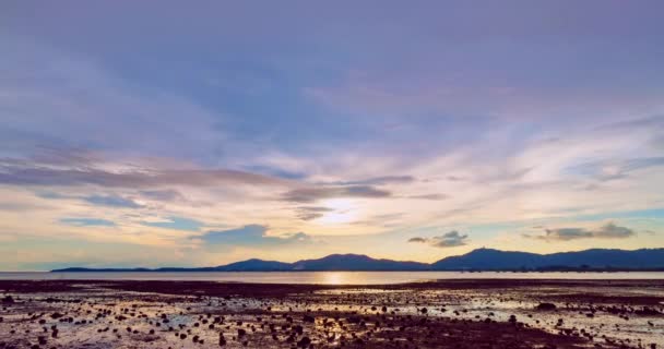美丽的4K壮丽的日出或日落的时间流逝 天空笼罩在海景之上 令人叹为观止的五彩斑斓的自然之光 云彩斑斓的天空背景 — 图库视频影像