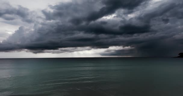 Karanlık Deniz Dalgalarının Arka Planının Havadan Görünüşü Kara Bulutlar Okyanus — Stok video