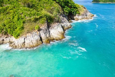 Phuket Adası Tayland 'daki tropik deniz kıyılarının hava görüntüsü, çarpan dalgaların güzel deniz manzarası.