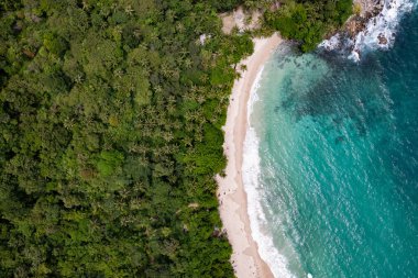 Phuket Adası Tayland 'daki tropik deniz kıyılarının hava görüntüsü, güzel deniz manzarası.