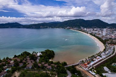 Patong plajı Phuket Tayland, harika plaj. Andaman Denizi 'nde güzel deniz. Hava manzaralı Drone kamerası..