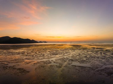 Doğa deniz manzarası güzel Gün batımı ya da deniz üzerinde gün doğumu, renkli manzara Gökyüzü, inanılmaz gökyüzü renkli ışık bulutu arkaplan