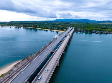 Köprü üstü insansız hava aracı görüntüsü köprü yolu görüntü ulaşım arka plan konsepti, Phuket Tayland ulaşım arkaplanındaki sarasin köprüsünün havadan görüntüsü, Top view