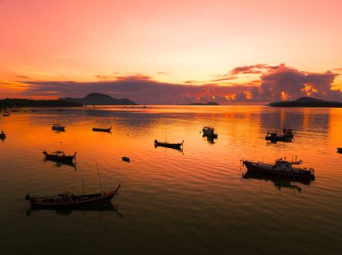İnanılmaz gün batımı ya da deniz manzarasında gün doğumu gökyüzü, doğanın güzel rengarenk ışığı denizde tekneler, insansız hava aracı kamerası, tepeden aşağı deniz manzarası.