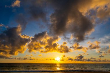 İnanılmaz gün batımı ya da deniz manzarası üzerinde gün doğumu gökyüzü, doğanın güzel renkli ışığı denizdeki tekneler, görkemli doğa manzarası