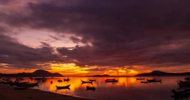 Güzel 4K Zaman atlaması Majestic günbatımı ya da gün doğumu bulutları deniz manzarası üzerinde gökyüzü, doğanın inanılmaz renkli ışığı gündoğumu gökyüzü arka planı, dramatik gökyüzü