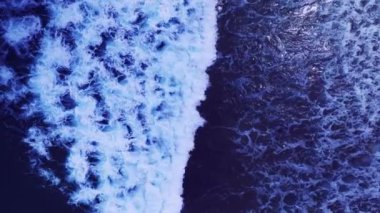 İnanılmaz dalgalar kumlu kıyıya çarpıyor, Top view güzel deniz arka planı, plaj denizi yaz sezonu arka planı