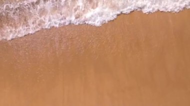 Kumlu kıyılara çarpan inanılmaz dalgalar, güzel deniz arka planı, plaj denizi yaz mevsimi arka planı