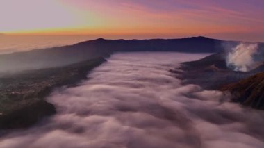 Bromo Dağı volkanı, gündoğumunda veya günbatımında Bromo Tengger Semeru Ulusal Parkı 'ndaki Penanjakan dağları üzerinde, Endonezya' nın doğusunda.