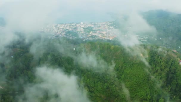 Luchtfoto Vliegen Wolken Met Bergen Bij Patong Baai Phuket Thailand — Stockvideo