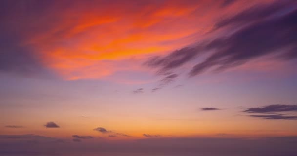 タイムラプス風景 夕日の空 自然の美しい光の日没または海の上の日の出 日没の空の驚くべき雲と波が付いている色彩豊かな劇的な雄大な景色の日没のスカイ 自然光雲の背景 — ストック動画
