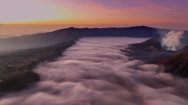 ブロムテンガーセメル国立公園 東ジャワ インドネシア ランドスケープの背景で日の出や日没時にブロモ火山 — ストック動画