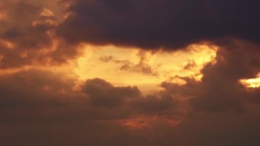 Güzel 4K Zaman atlaması Majestic gün batımı ya da gün doğumu bulutları deniz manzarası üzerinde gökyüzü, doğanın inanılmaz renkli ışığı gündoğumu gökyüzü arkaplanı