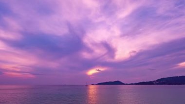 Güzel 4K Zaman atlaması Majestic gün batımı ya da gün doğumu bulutları deniz manzarası üzerinde gökyüzü, doğanın inanılmaz renkli ışığı gündoğumu gökyüzü arkaplanı