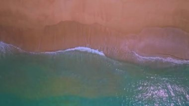 Kumlu kıyılara çarpan inanılmaz dalgalar, güzel deniz arka planı, plaj denizi yaz mevsimi arka planı