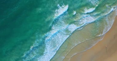 Kumlu kıyılara çarpan inanılmaz dalgalar, güzel deniz arka planı, plaj denizi yaz mevsimi arka planı