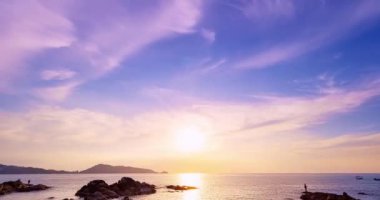 Güzel 4K Zaman atlaması Majestic gün batımı ya da gün doğumu bulutları deniz manzarası üzerinde gökyüzü, doğanın inanılmaz renkli ışığı gündoğumu gökyüzü arkaplanı