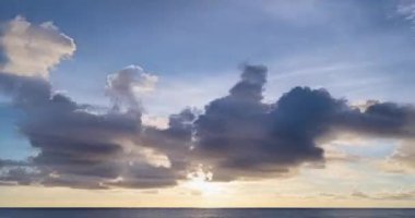 Güzel 4K Zaman atlaması Majestic gün batımı ya da gün doğumu bulutları deniz manzarası üzerinde gökyüzü, doğanın inanılmaz renkli ışığı gündoğumu gökyüzü arkaplanı