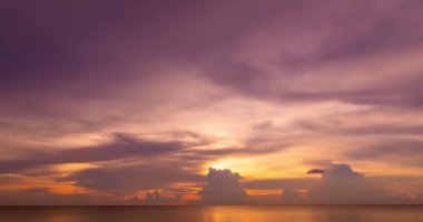 Güzel 4K Zaman atlaması Majestic gün batımı ya da gün doğumu bulutları deniz manzarası üzerinde gökyüzü, doğanın inanılmaz renkli ışığı gündoğumu gökyüzü arkaplanı