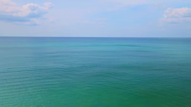 Удивительные Волны Разбивающиеся Песчаном Берегу Красивый Морской Фон Пляж Море — стоковое видео