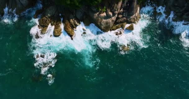 Geweldige Zee Grote Golven Crashen Rotsen Zeegezicht Luchtfoto Drone Hoge — Stockvideo
