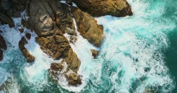 岩の海岸に衝突する驚くべき海の大きい波 海の海の背景 低い動きの波の背景の空中視野のドローン4Kの良質 — ストック動画