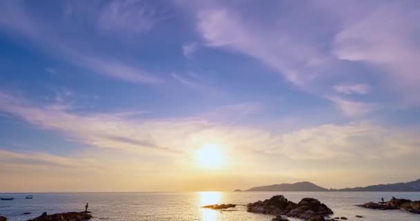 美丽的4K壮丽的落日或日出的时间流逝 天空笼罩在海景之上 令人惊奇的五彩缤纷的自然之光 云彩日出的天空背景 — 图库视频影像