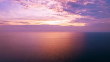 Güzel 4K Zaman atlaması Majestic gün batımı ya da gün doğumu bulutları deniz manzarası üzerinde gökyüzü, doğanın inanılmaz renkli ışığı gündoğumu gökyüzü arkaplanı