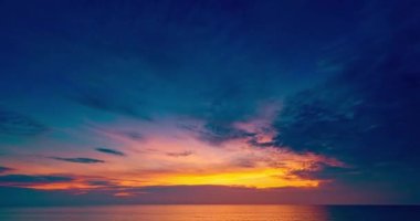Güzel 4K Zaman atlaması Majestic gün batımı ya da gün doğumu bulutları deniz manzarası üzerinde gökyüzü, doğanın inanılmaz renkli ışığı gündoğumu gökyüzü arkaplanı