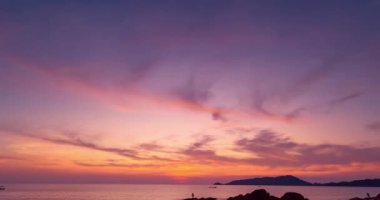 Güzel 4K Zaman atlaması Majestic gün batımı ya da gün doğumu bulutları deniz manzarası üzerinde gökyüzü, doğanın inanılmaz renkli ışığı gündoğumu gökyüzü arkaplanı