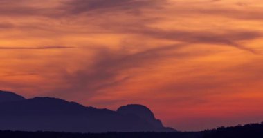 Güzel 4K Zaman atlaması Majestic gün batımı ya da gün doğumu bulutları deniz manzarası üzerinde gökyüzü, doğanın inanılmaz renkli ışığı gündoğumu gökyüzü arkaplanı