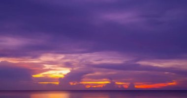Güzel 4K Zaman atlaması Majestic gün batımı ya da gün doğumu bulutları deniz manzarası üzerinde gökyüzü, doğanın inanılmaz renkli ışığı gündoğumu gökyüzü arkaplanı