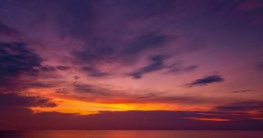 Güzel 4K Zaman atlaması Majestic gün batımı ya da gün doğumu bulutları deniz manzarası üzerinde gökyüzü, doğanın inanılmaz renkli ışığı gündoğumu gökyüzü arkaplanı