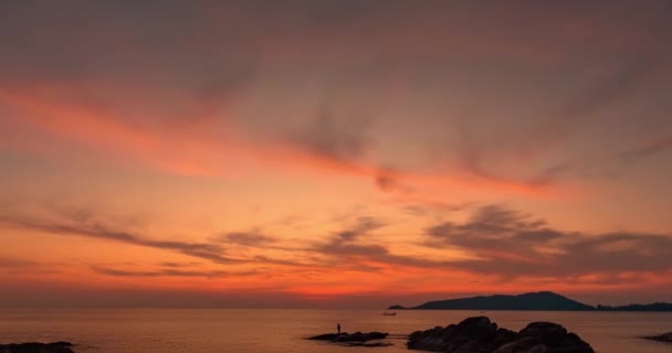 マジェスティックな夕日や日の出の雲の美しい4Kタイムラウンドは 海の風景の上空 自然の雲の日の出の空の背景のカラフルな光を驚かせる — ストック動画