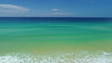 Hava manzaralı tropikal deniz arka planı, yaz günü arka planında doğa deniz manzarası