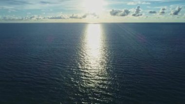 Hava manzaralı tropikal deniz arka planı, yaz günü arka planında doğa deniz manzarası