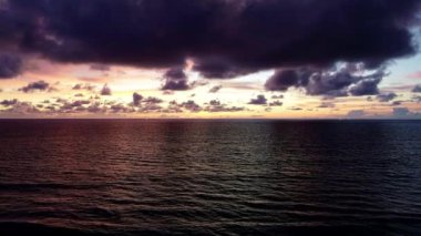 Doğa deniz günbatımı arka plan. Günbatımında tropikal deniz ya da deniz üzerinde gün doğumunda 4K videosu, altın saatinde renkli gökyüzü inanılmaz deniz manzarası, dramatik gün doğumu harika gökyüzü deniz manzarası.