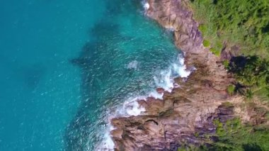 İnanılmaz deniz dalgaları kayalara çarpıyor. Deniz manzaralı drone 4k. Yüksek kalitede okyanus arka planı, yavaş çekim dalgaları arka plan.