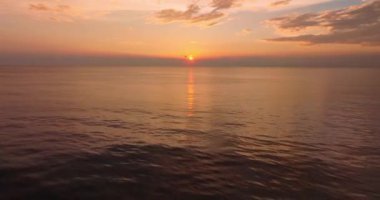 Doğa deniz günbatımı arka plan. Günbatımında tropikal deniz ya da deniz üzerinde gün doğumunda 4K videosu, altın saatinde renkli gökyüzü inanılmaz deniz manzarası, dramatik gün doğumu harika gökyüzü deniz manzarası.