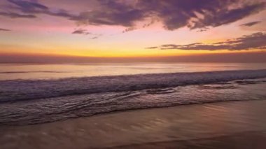 Doğa deniz günbatımı arka plan. Günbatımında tropikal deniz ya da deniz üzerinde gün doğumunda 4K videosu, altın saatinde renkli gökyüzü inanılmaz deniz manzarası, dramatik gün doğumu harika gökyüzü deniz manzarası.