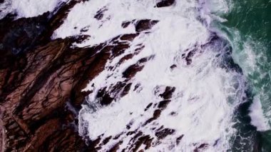 İnanılmaz deniz dalgaları kayalara çarpıyor. Deniz manzaralı drone 4k. Yüksek kalitede okyanus arka planı, yavaş çekim dalgaları arka plan.