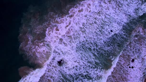 Erstaunliche Wellen Krachen Auf Sandiges Ufer — Stockvideo