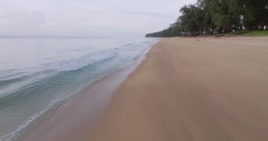 Kumlu kıyılara çarpan inanılmaz dalgalar, güzel deniz arka planı, plaj denizi yaz mevsimi arka planı