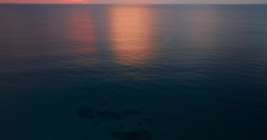 Doğa deniz günbatımı arka plan. Günbatımında tropikal deniz ya da deniz üzerinde gün doğumunda 4K videosu, altın saatinde renkli gökyüzü inanılmaz deniz manzarası, dramatik gün doğumu harika gökyüzü deniz manzarası.