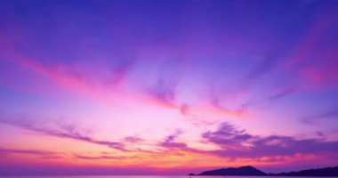 Güzel 4K Zaman atlaması Majestic gün batımı ya da gün doğumu bulutları deniz manzarası üzerinde gökyüzü, doğanın inanılmaz renkli ışığı gündoğumu gökyüzü arkaplanı