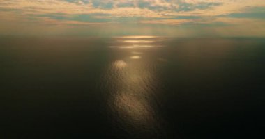 Doğa deniz günbatımı arka plan. Günbatımında tropikal deniz ya da deniz üzerinde gün doğumunda 4K videosu, altın saatinde renkli gökyüzü inanılmaz deniz manzarası, dramatik gün doğumu harika gökyüzü deniz manzarası.