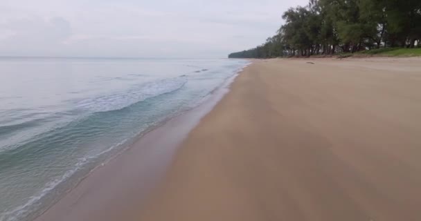 Удивительные Волны Разбивающиеся Песчаном Берегу Красивый Морской Фон Пляж Море — стоковое видео